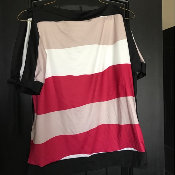 Dressy top nice slick material - Picture 3 of 3