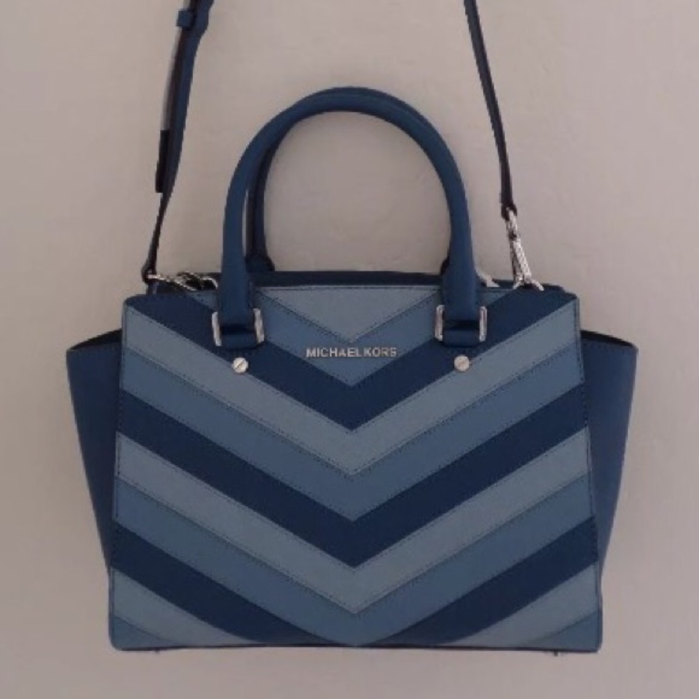 Authentic mk crossbody - Picture 2 of 3