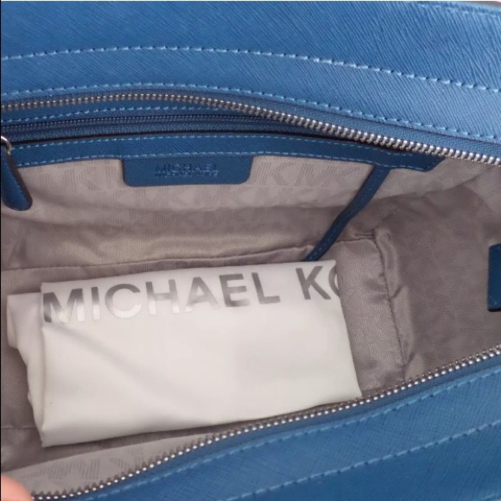 Authentic mk crossbody - Picture 3 of 3