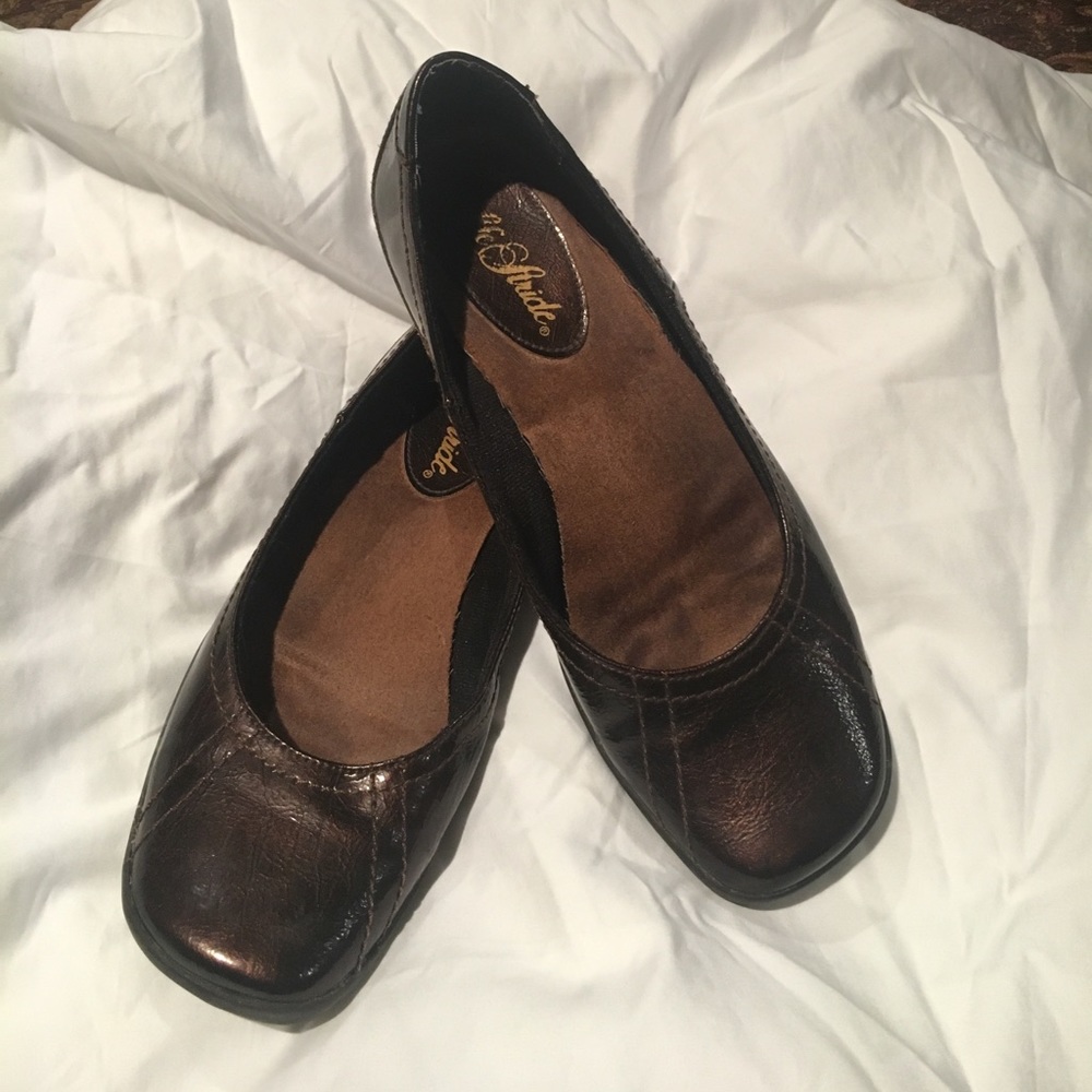 Flash Sale!! Bronze Flats! Donating soon!!