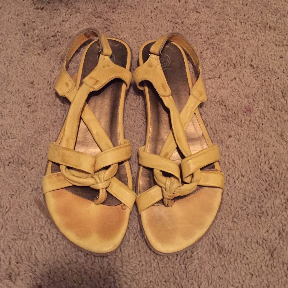 Banana yellow zamsh sandals