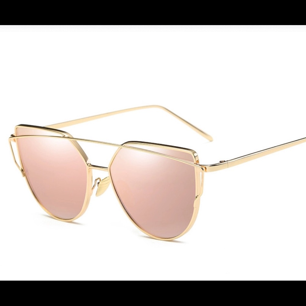 Woman's mirrored sunglasses