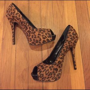Jennifer Lopez leopard platform pump. 8.5. $15