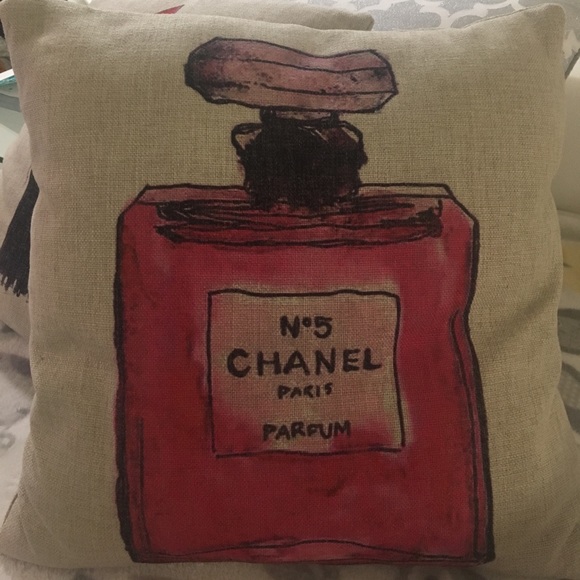 ❌SOLD❌Chanel throw pillows decor set of 2 - Picture 3 of 5