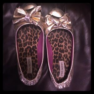 Steve Madden. Gold bow flats