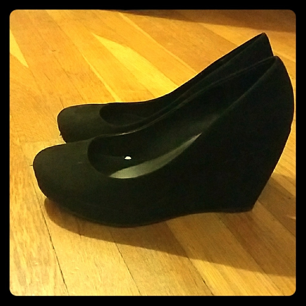 Black wedge heel