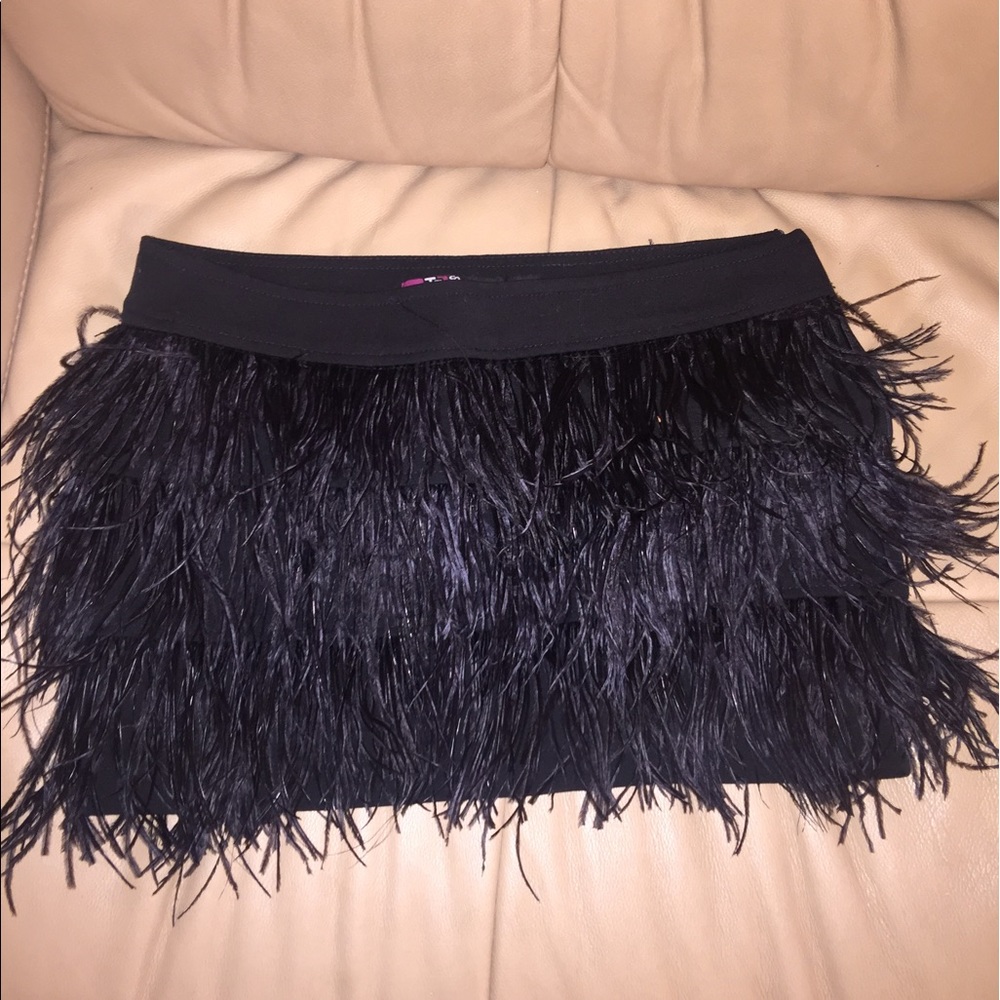 Skirt with feathers
