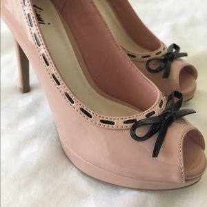 Fioni Kipsie Stitch Peeptoe Pumps