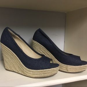 Gently worn wedges!! Great with any outfit!