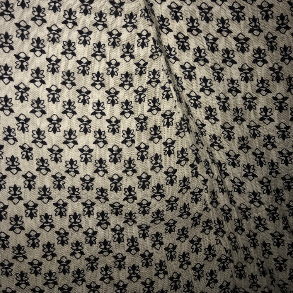 Crossed Open-Back Patterned Blouse - Picture 3 of 3