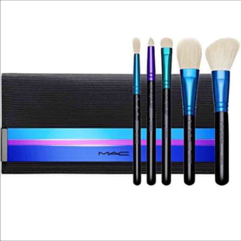 Mac brushes and bag( brand new)