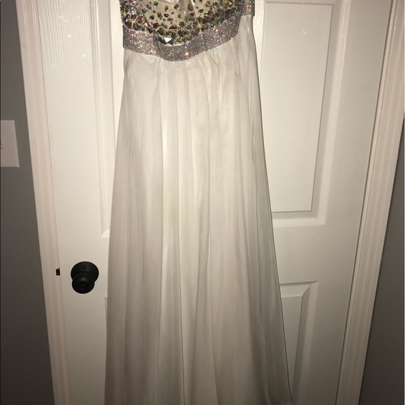 Stunning Prom/Homecoming Dress - Picture 2 of 4