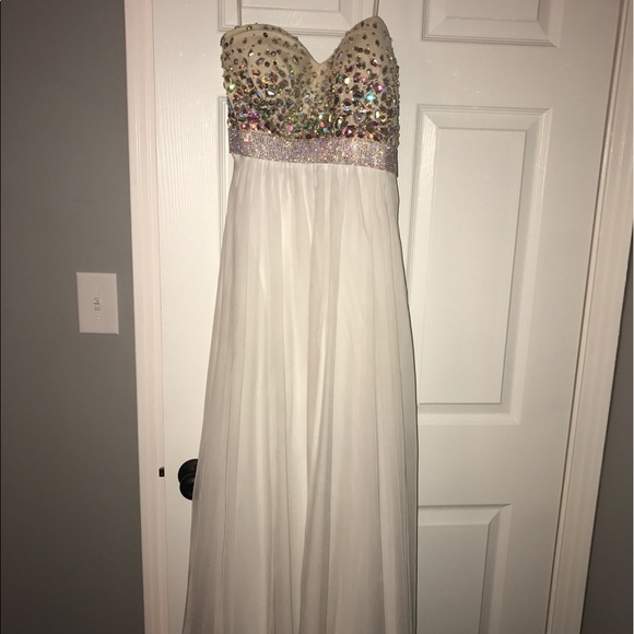 Stunning Prom/Homecoming Dress - Picture 3 of 4