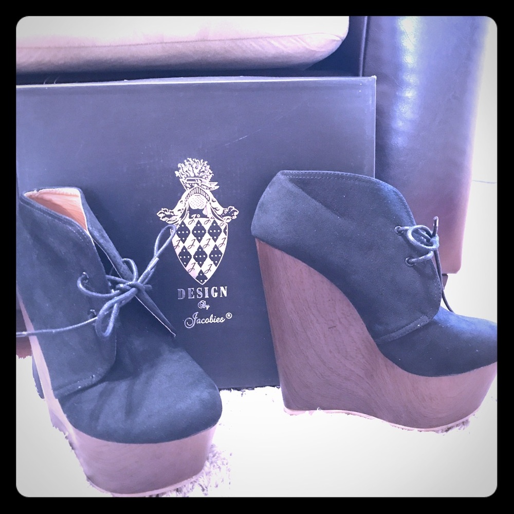 Women's black heels size 7.5 w/ 6" heels.