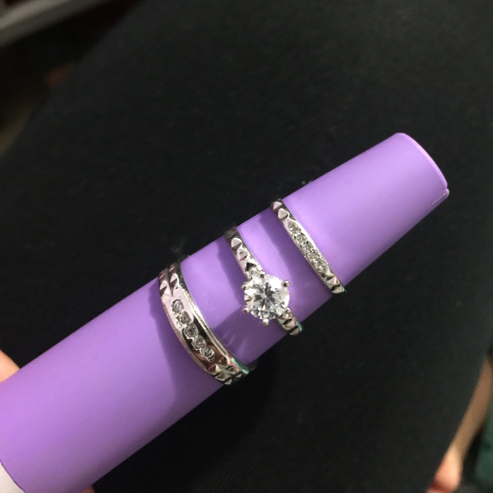 White gold rings open to offers