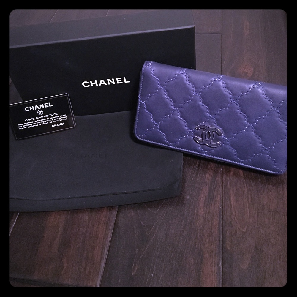 Authentic Chanel L-Gusset Zip Wallet in dark blue!