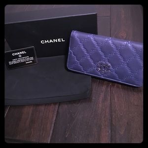 Authentic Chanel L-Gusset Zip Wallet in dark blue!