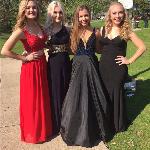 Beautiful black form fitting gown - Picture 2 of 4