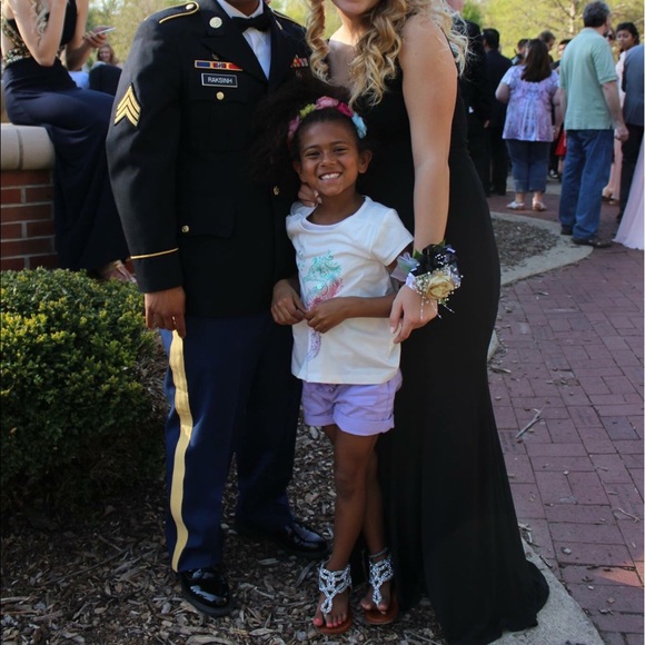 Beautiful black form fitting gown - Picture 3 of 4