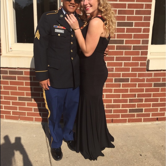 Beautiful black form fitting gown - Picture 4 of 4