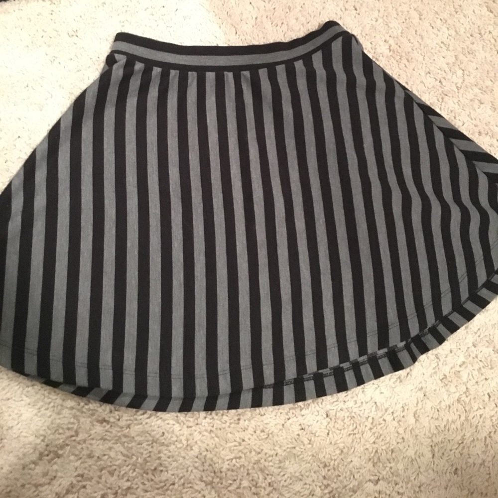 Gray and black skater skirt Forever21 XS