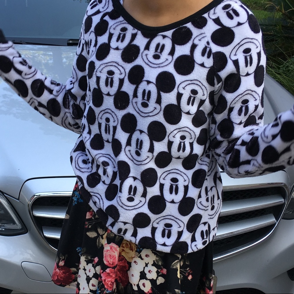 Mickey Mouse Fuzzy Top Black And White size med