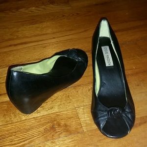 Madden Springg Black Wedges