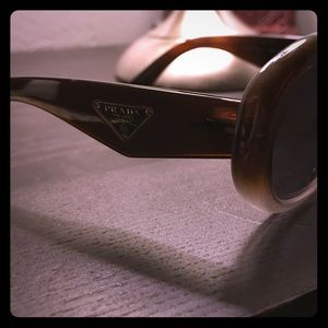 PRADA SUN GLASSES 😎