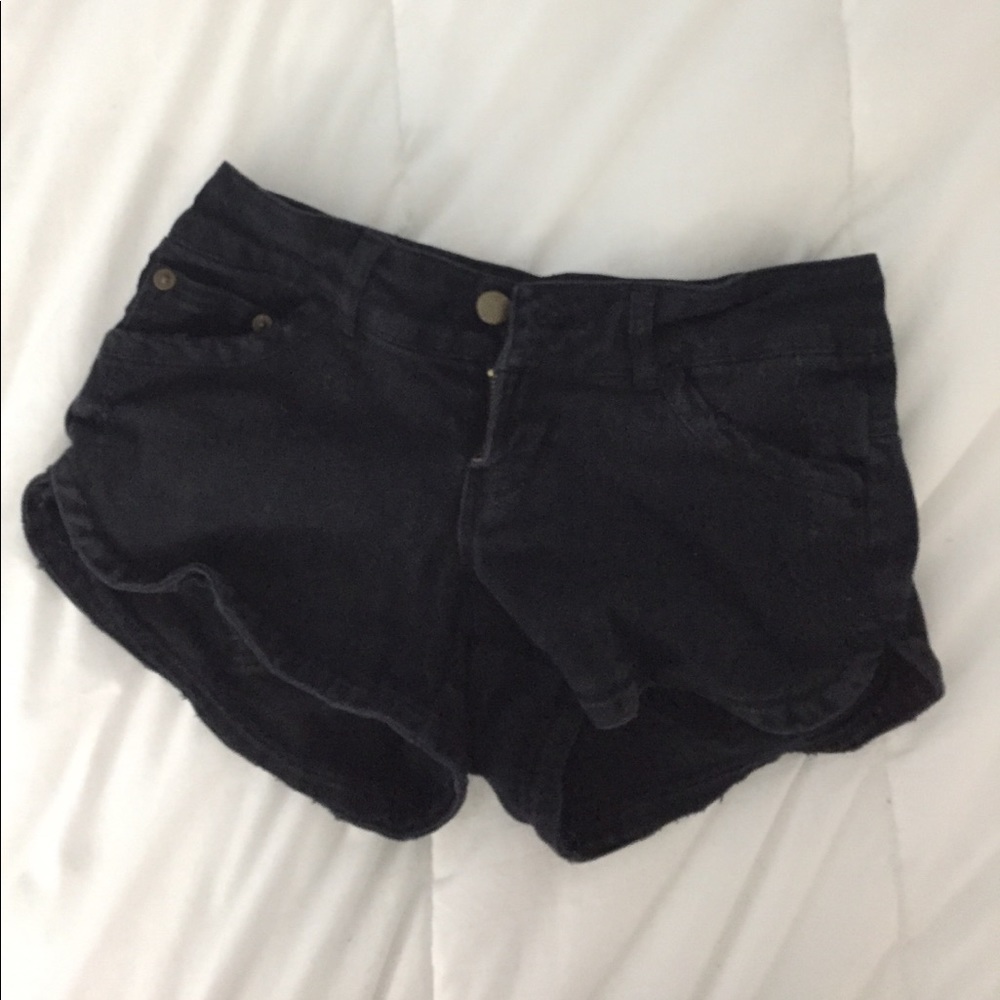 TILLYS LOW RISE BLACK JEAN SHORTS