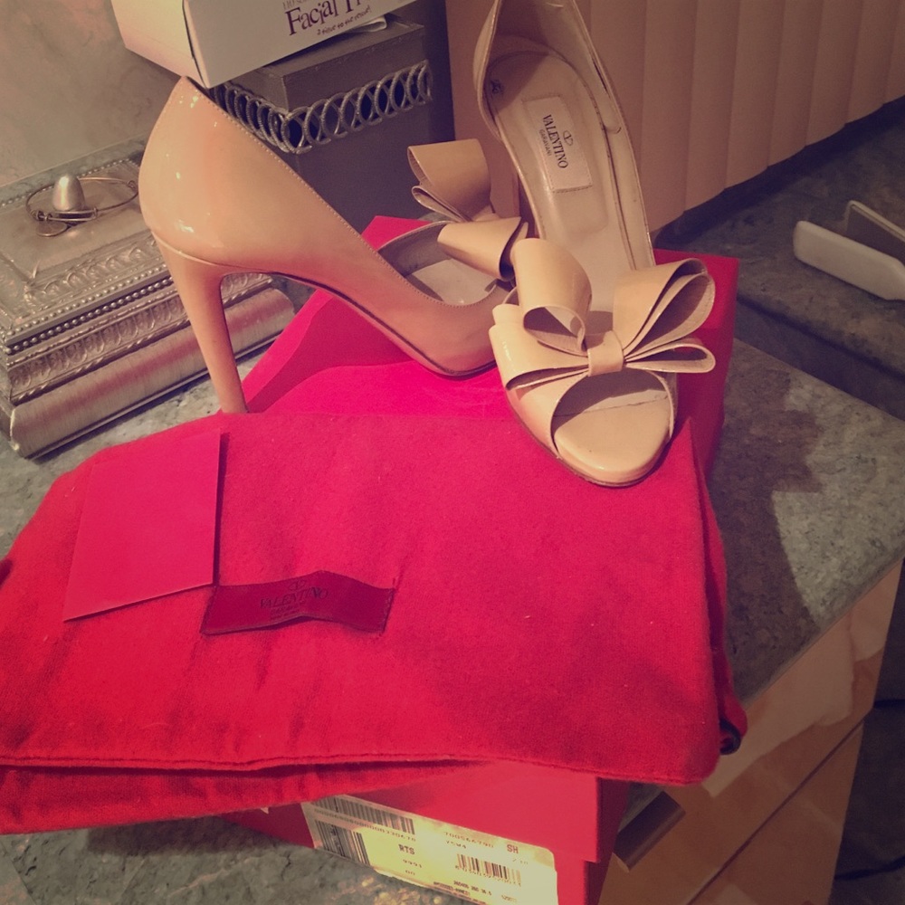 Valentino bow sandals!
