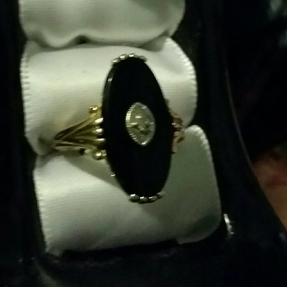 Silver ring w/black stone w/diamond in middle