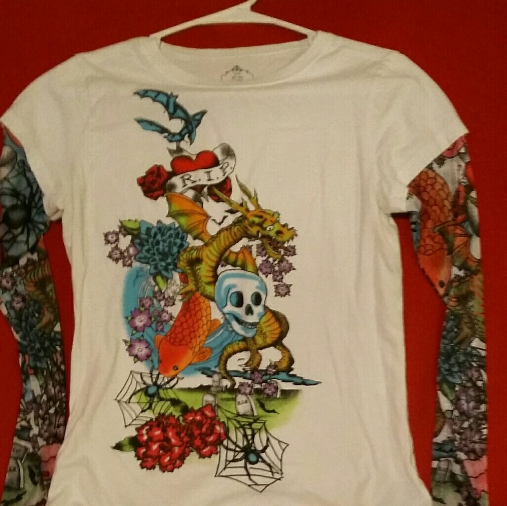 🌟SOLD🌟*EUC* Women's L/S Skull Tee