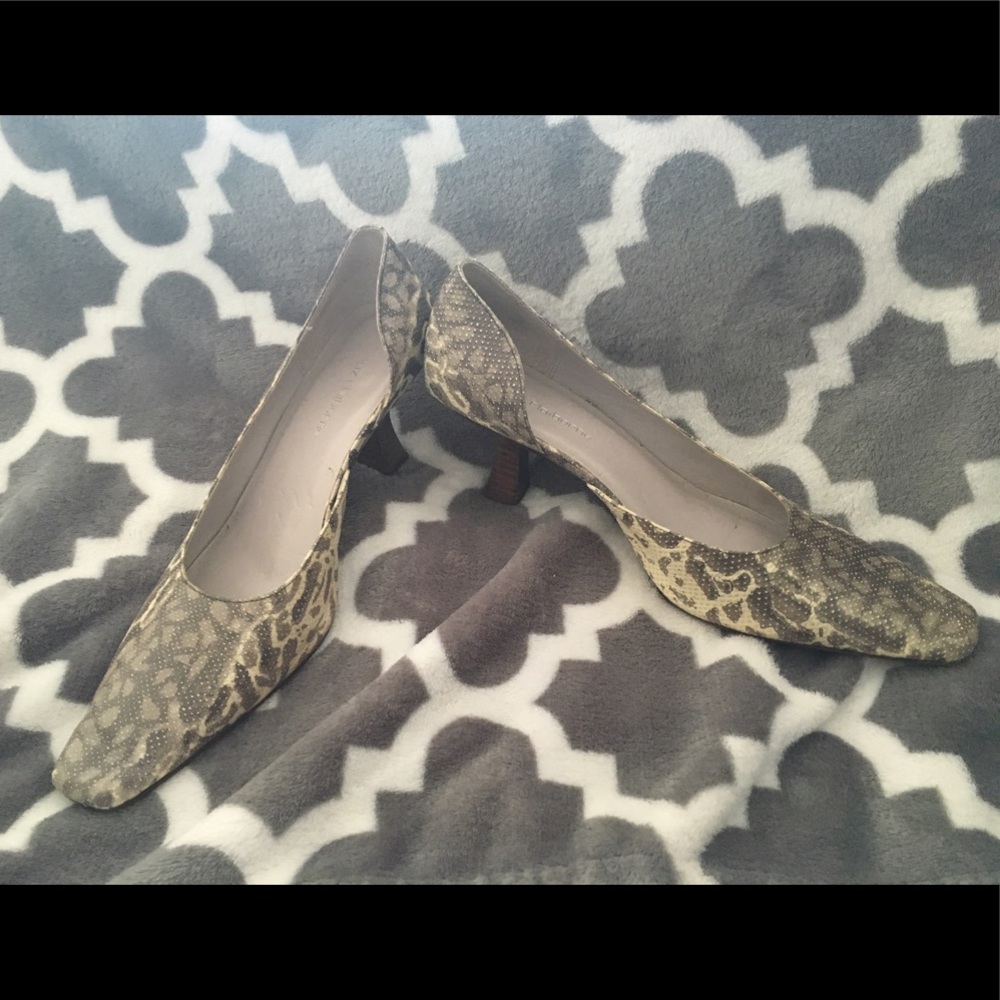 Truly elegant Luz Claiborne snakeskin heels.