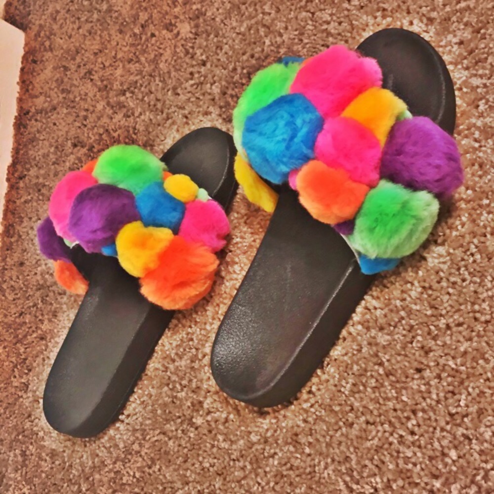 Customized pompom slides