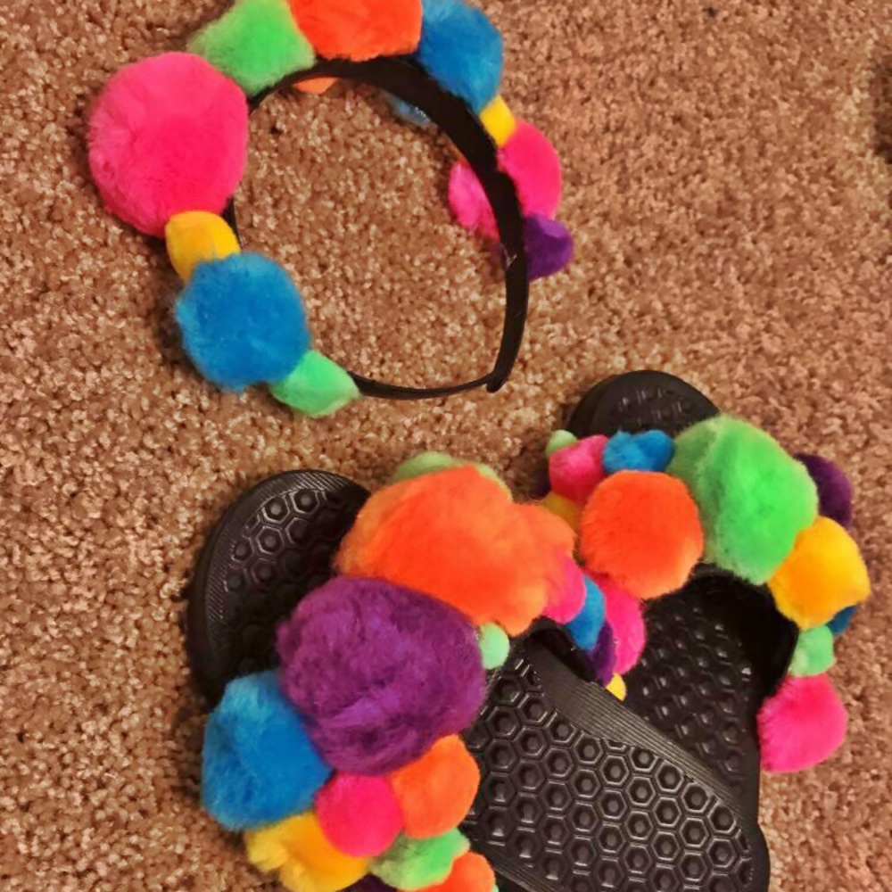 Customized pompom slides - Picture 2 of 4