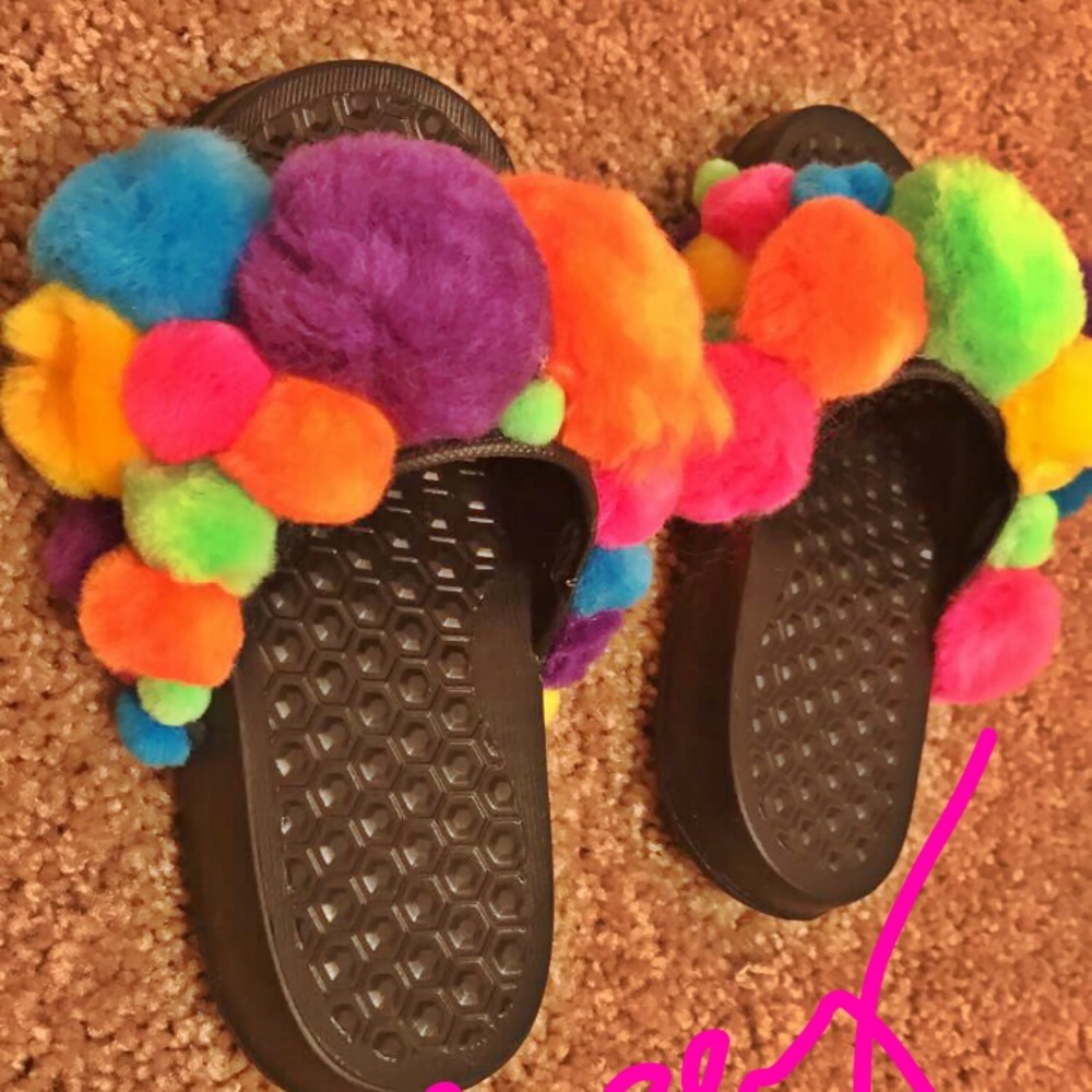 Customized pompom slides - Picture 3 of 4