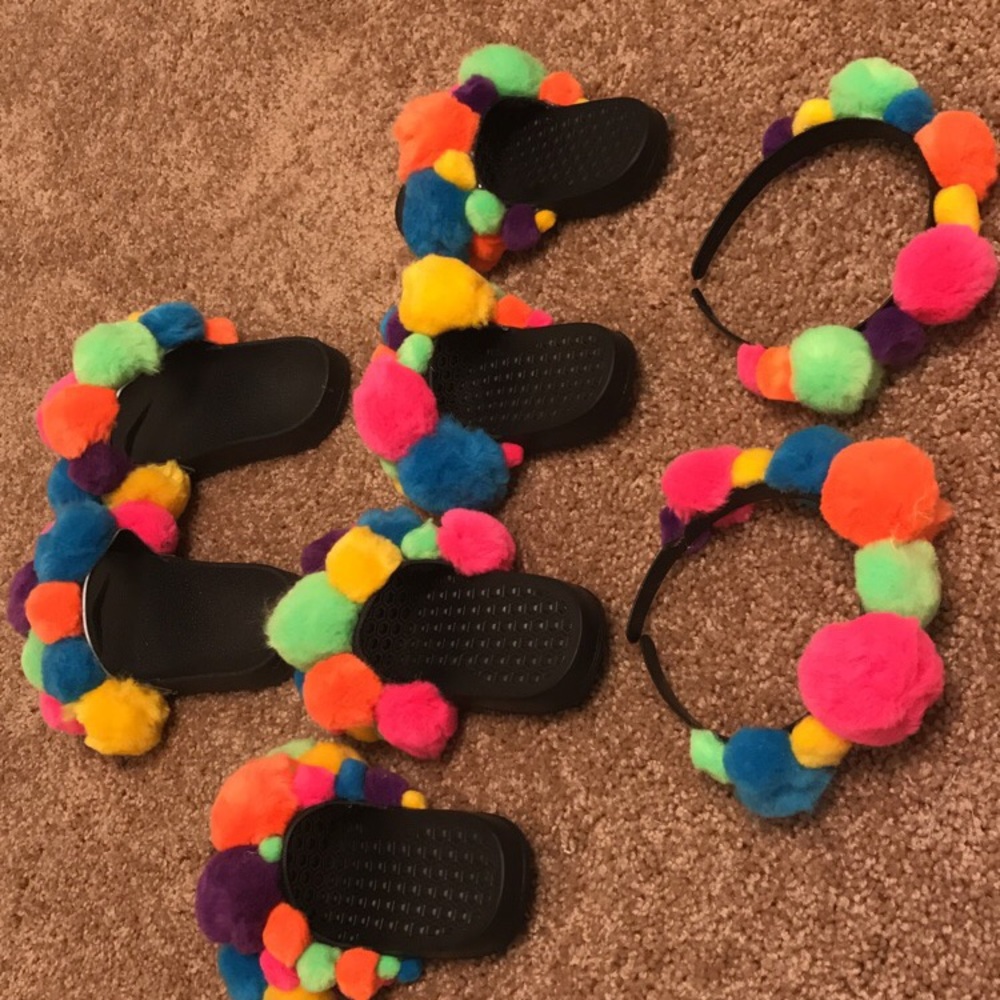 Customized pompom slides - Picture 4 of 4