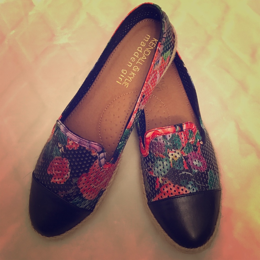 Kendall and Kylie Madden Girl Poppy Flat. 6.5