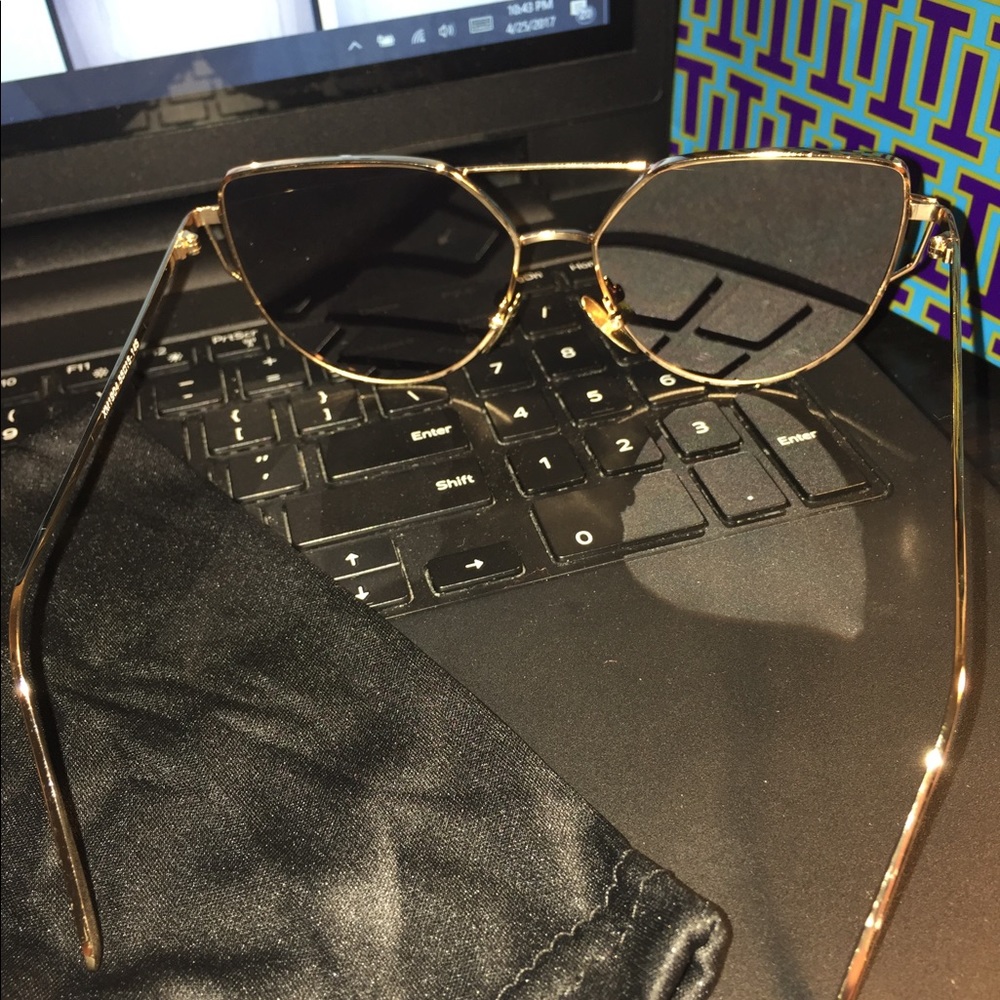 N.W.O.T Gold rimmed cat eyed sunglasses - Picture 6 of 8