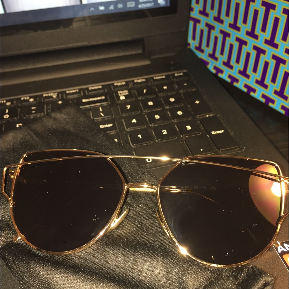 N.W.O.T Gold rimmed cat eyed sunglasses - Picture 7 of 8