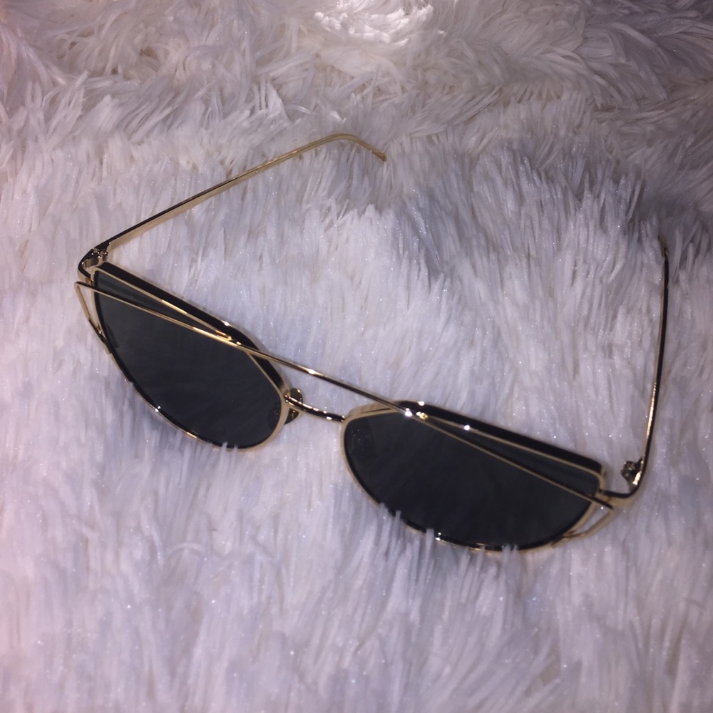 N.W.O.T Gold rimmed cat eyed sunglasses - Picture 8 of 8