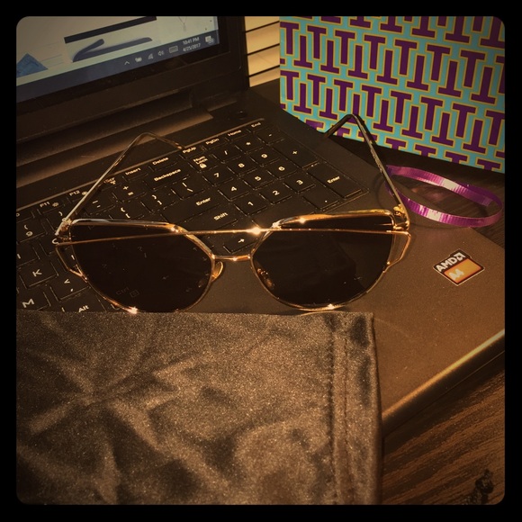 N.W.O.T Gold rimmed cat eyed sunglasses - Picture 4 of 8