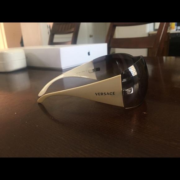 Versace women's sunglasses - Picture 3 of 3