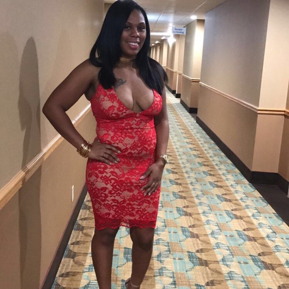 Red lace dress - Picture 2 of 3