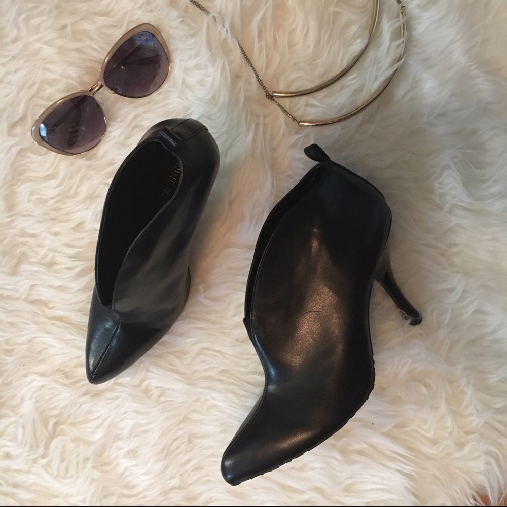 👀Nine West V cut Black pull on ankle bootie heels