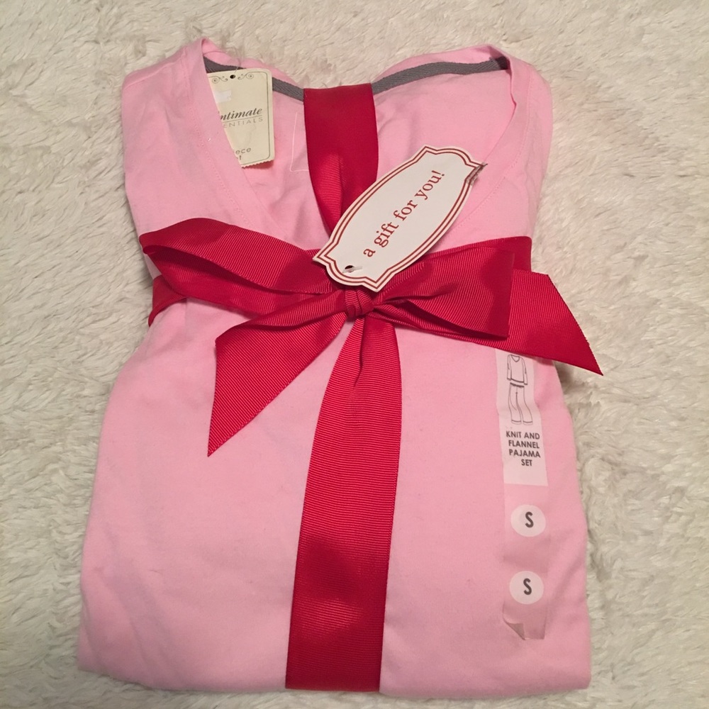 🚨CLEARANCE🚨NWT Intimate Essentials  PJ Set 🛏
