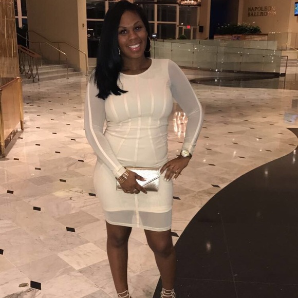 Tan dress with a lot of stretch - Picture 3 of 3