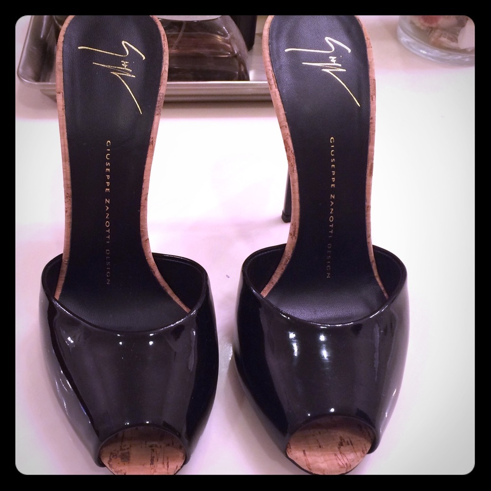 Nearly new. 5" Giuseppe Zanotti. Black patent.