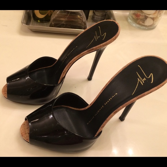 Nearly new. 5" Giuseppe Zanotti. Black patent. - Picture 2 of 4