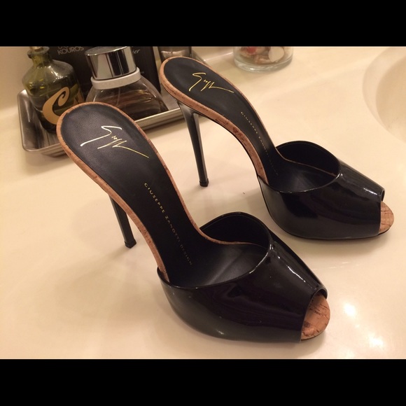 Nearly new. 5" Giuseppe Zanotti. Black patent. - Picture 3 of 4